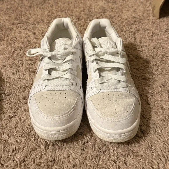Converse Women's Size 7 Low Top Sneakers - Picture 3 of 5
